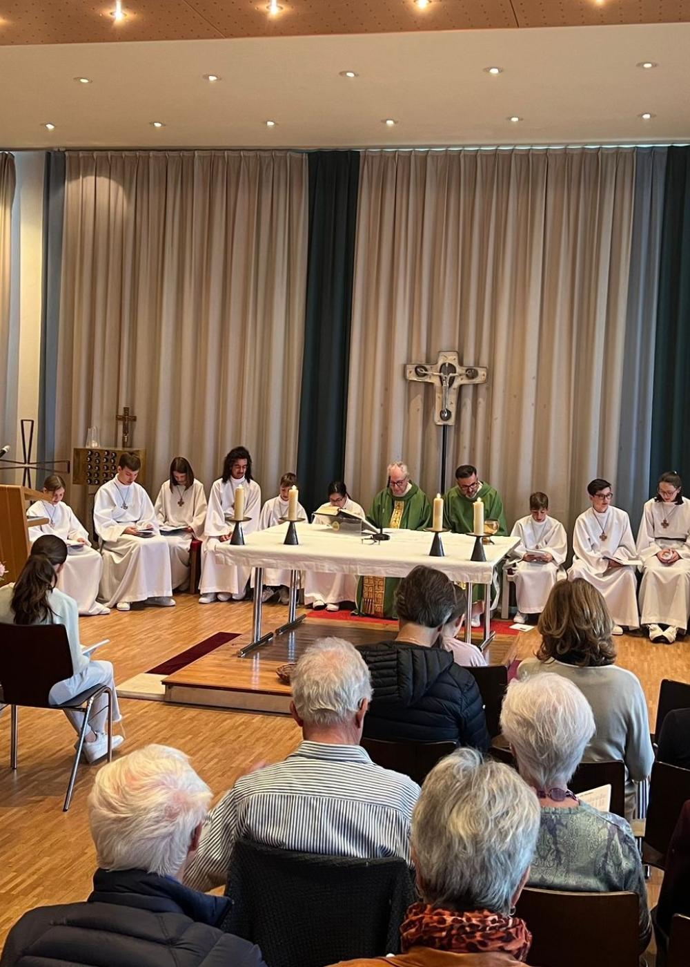 12 Ministranten